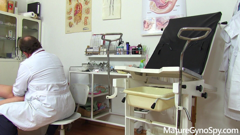 Mature Gyno Spy: Mature gyno - Medical cam footage of young female gyno patient