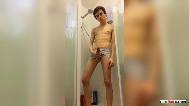 Euro boy xxx: ¡Una gran polla twink mojada sin cortar!