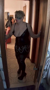 Miss katryn, Kika e schiava O nel nuovo appartamento