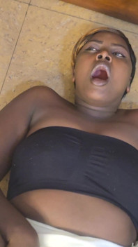 Người mẹ béo Kenya tự móc cua mình trên sàn nhà