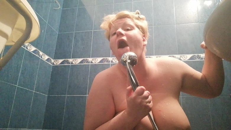 Putarankahotmilf: Play with shower head and water till cum