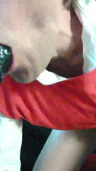 La bionda sissy seoul si allena con un dildo bbd vestito sportivo