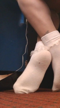 Cewek balet dengan stoking tembus panik menggoda closeup dengan kaus kaki