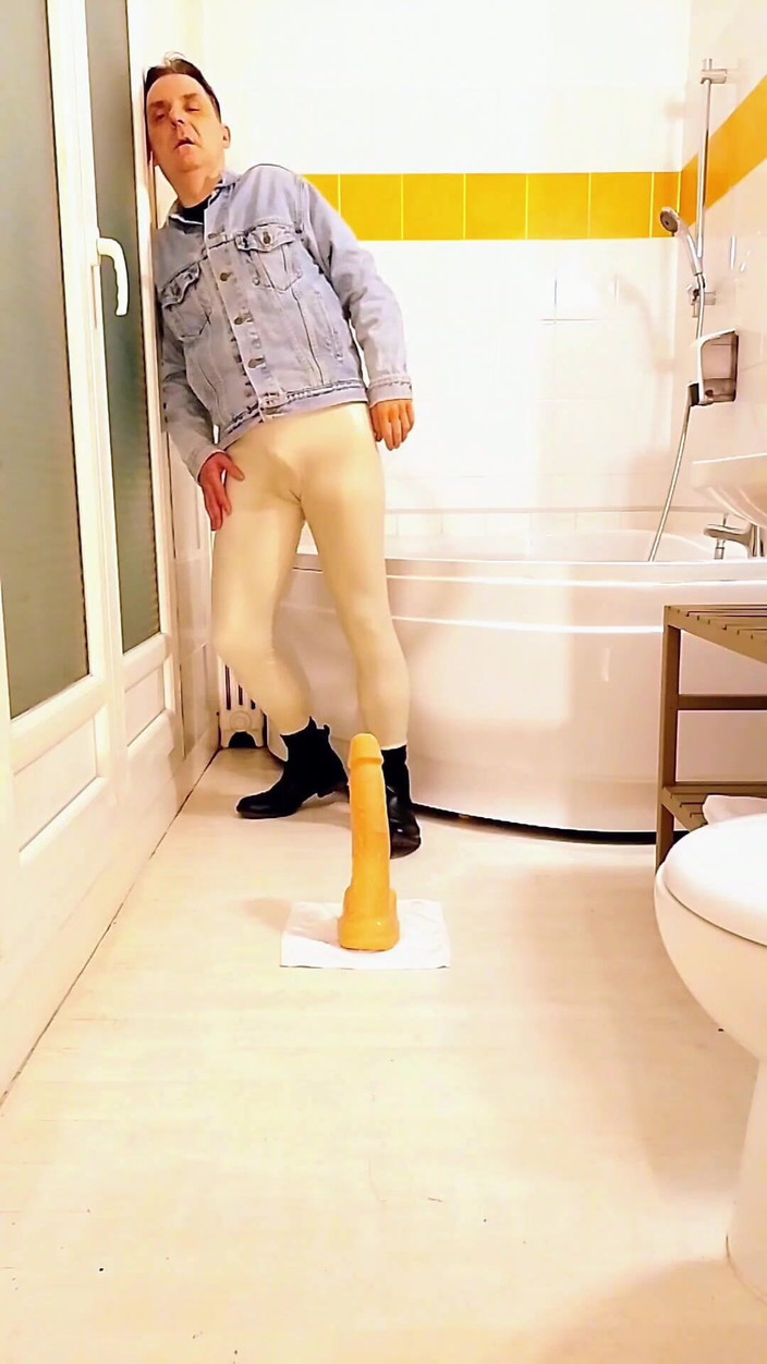 Joy Stardust: Fetish melancap dan berkongkek dildo di bilik air