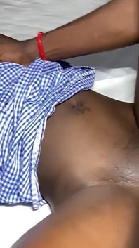 Pelajar eboni sesat molek datang untuk pelajaran seksual di rumah