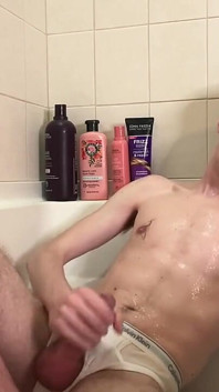 Twink chưa cắt không thể chờ đợi để đi tiểu khắp cơ thể đầy lông của anh ấy