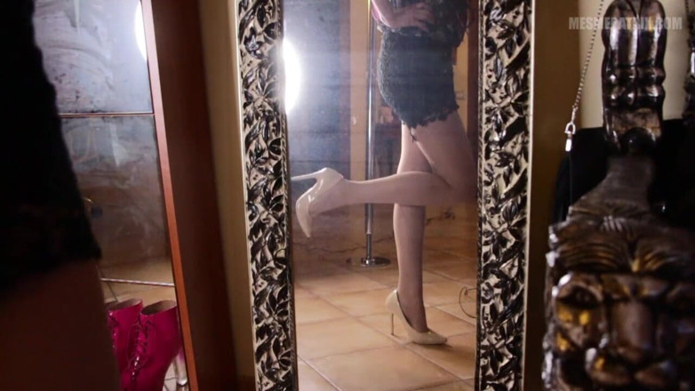 Lady Mesmeratrix Official: Je croise mes jambes sexy