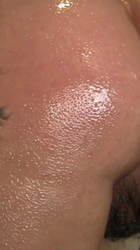 Blond milf Joclyn Stone oljor upp hennes stora röv och håriga fitta