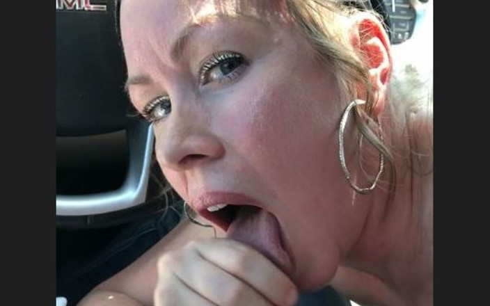 Dirtybitch4Cum: Blowjob zakar besar di dalam kereta bergilir-gilir