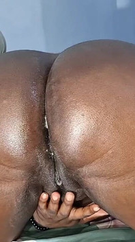 Popom tamamen açık ve sperm ile bir sürü pislikle dolu, kötü kokmak ne yazık