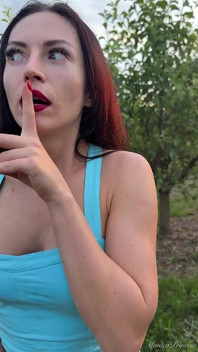 Pișă în aer liber din spate, ștergând pizda, Țâțe Flash
