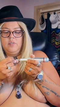 Cowboy Hat - Deusa Chain Fumando Camelo 100s Enquanto Faz Suas Unhas - SSBBW Brasileira De Olhos Verdes Com Peitos Flácidos