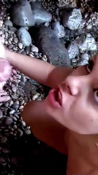 Hubená studentka Jakeline je ošukaná svým nevlastním bratrem v zátoce u moře