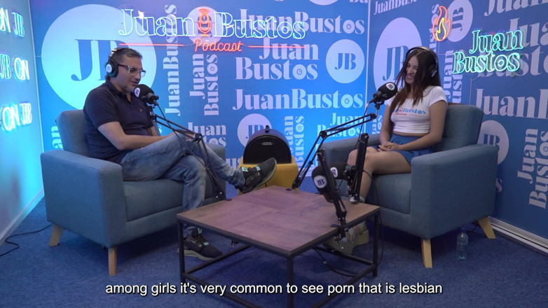 JuanBustos: 一个娇小的荡妇在骑乘sybian机器时失去控制，最后颤抖高潮！