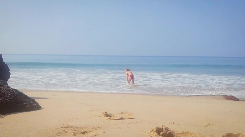 Abella Love: Magra milf tomando banho de sol e fazendo xixi duas...