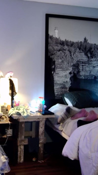 Nimm sie und sie führt mich zum rand des Betts, sieh, was sie aus dem bett klopft, P in ihr