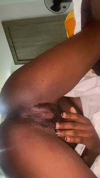 Amatoriale teen ebano si fa scopare con un cazzo oleoso che strofina la figa con cui gioca dopo il sesso