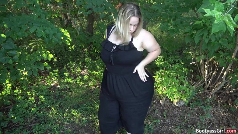 Bootyass Girl: Si blonde montel yang sangat seksi berkongkek di dalam hutan