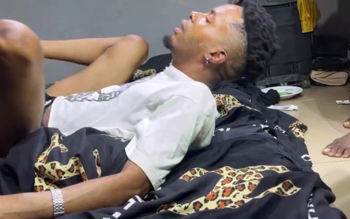 YungthugM: Ambos follamos a nuestro pastor Stpson en su apartamento después...