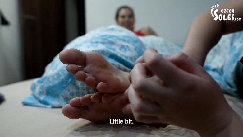 Czech Soles - foot fetish content: Două fete care își venerează picioarele MARI în pat
