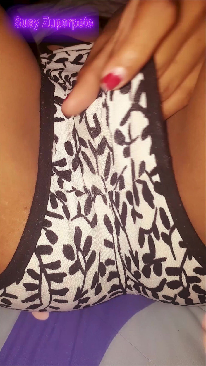 Susyzuperpete: 私の友人のスージーは、彼女がオナニーする方法を私に見せてくれましたが、今日は彼女はとても熱いマンコとお尻を持っています