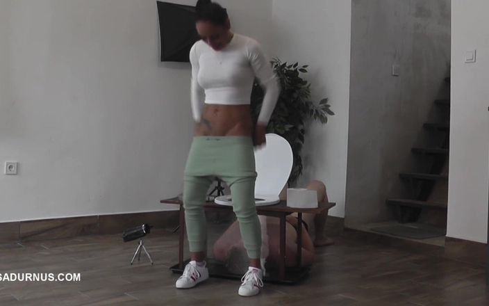 Sadurnus: Mistress Nomi Melone pali i wkurza na skrzynkę toaletową