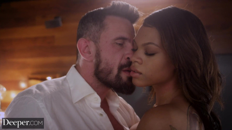 Deeper: Profond. La sexy Halle ne peut résister à la bite bien...