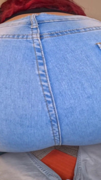 Ruda dżinsy Lap Farts POV - pocieranie penisa