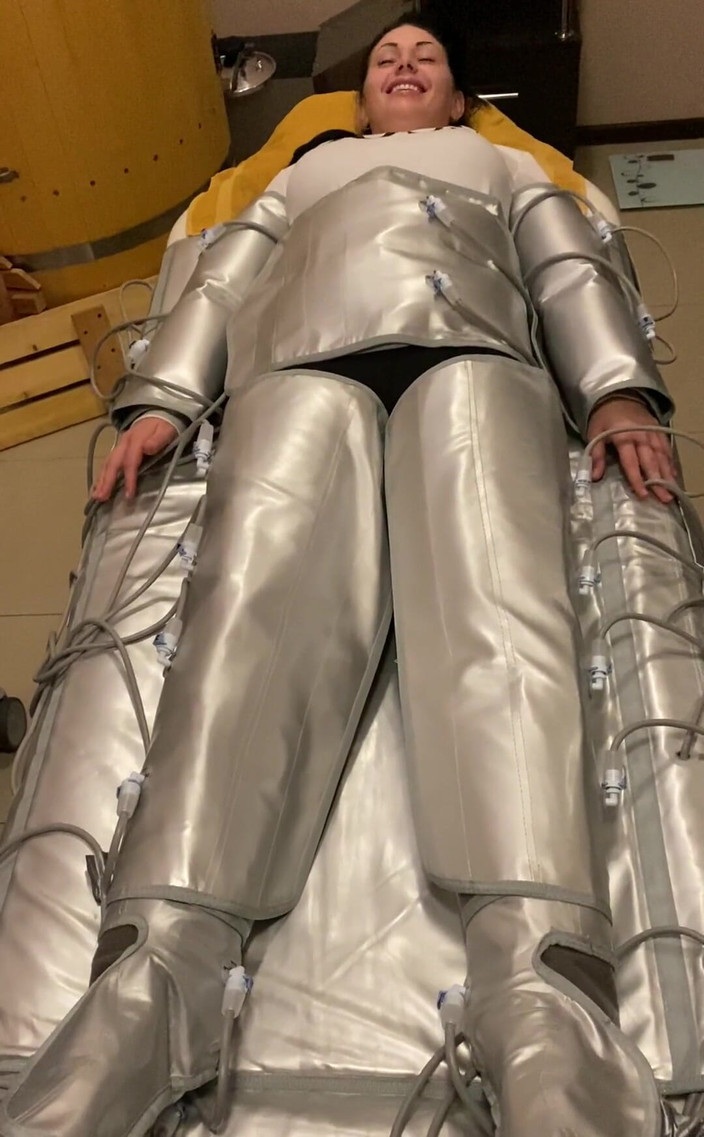 Goddess Misha Goldy: 私の最後のプレッソセラピーセッション...このスーツでクリップを録ればいいのかな(笑)