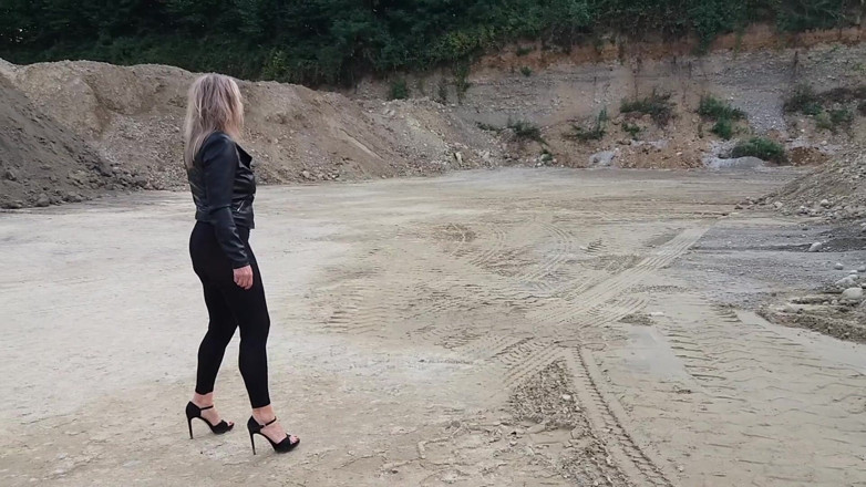 martinawest: La Nonna Vaga in Una Ghiaia Con Leggings Stretti E...