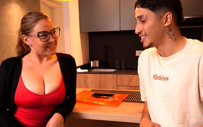 DanielaGomezz: L'agente immobiliare tettona cerca di convincere il suo cliente a...