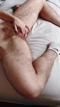 Ftm oğlan kıllı amcığını büyük bir dildoyla sikiyor ve yatağın her yerine fışkırtıyor