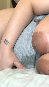 La porta a sinistra della matrigna è sbloccata in modo che il figliastro possa facilmente intrufolarsi nel letto e scopare la matrigna mentre le sue grandi tette rimbalzano