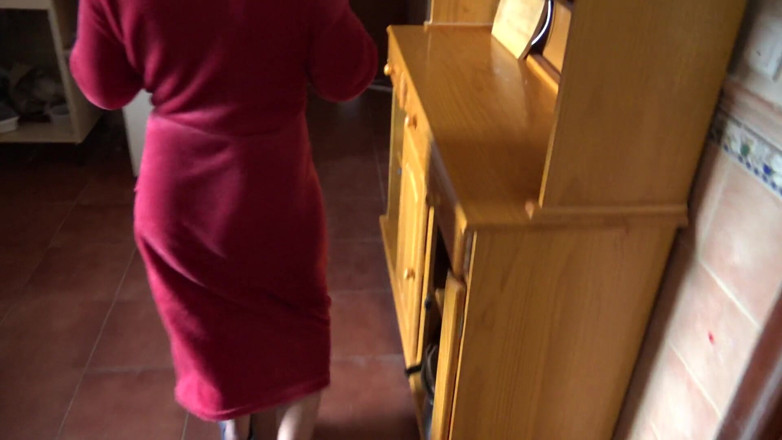 Stepmom Susan: Mon beau-fils excité m’a supplié de pisser devant lui pour...