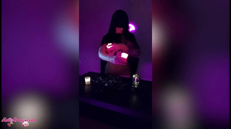 Katty Grray: Pelerinli tatlı kız cadılar bayramı gecesinde mastürbasyon yapıyor