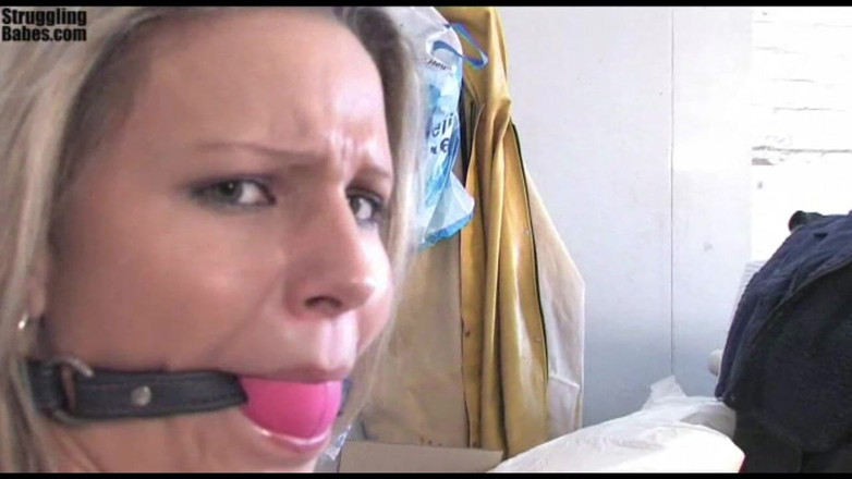 Submissed: サマンサ、椅子縛り、口枷、胸掴み