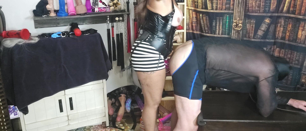 Blondies Pegging Center: 엉덩이에 자지를 쑤셔먹는 동안 춤을 추는 금발