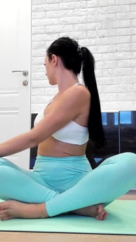 Flexy Yoga Flow w obcisłych niebieskich leginsach