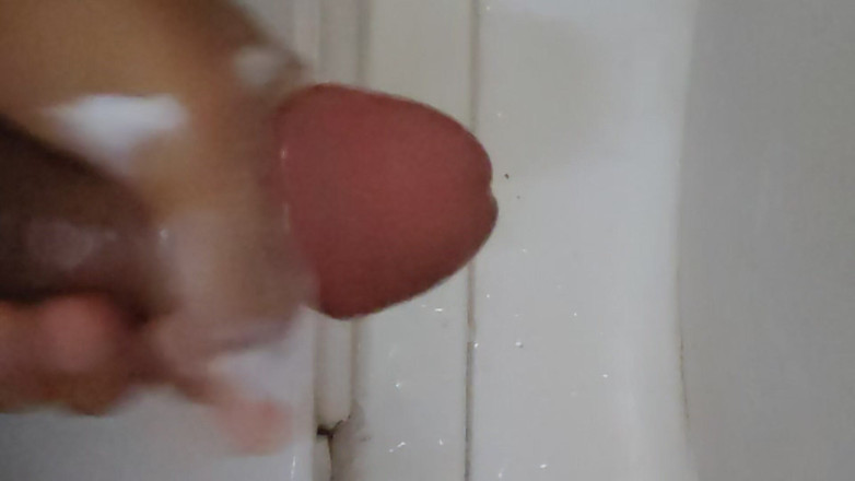 slayboy69: 샴푸와 정액을 사용하여 자지를 쓰다듬어