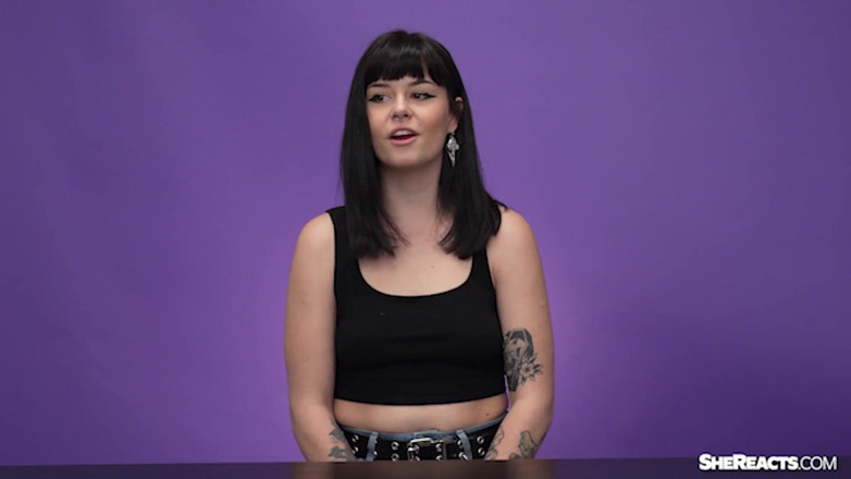 SheReacts: Мілфа татуйовані красуні оцінюють мастурбацію чудовищного члена