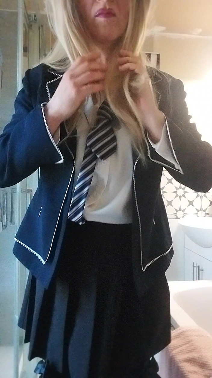 Cindy Belfast: उत्तेजित Dolled-up sissy वीर्य निकालना