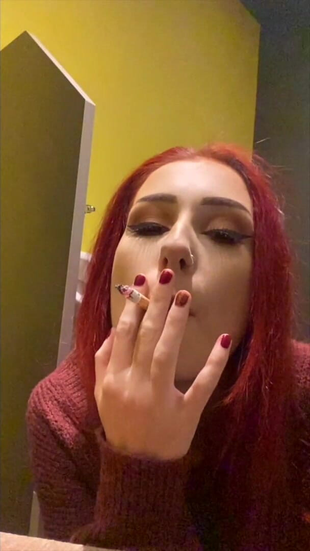Gigi Rouge: Fumar em um mictório