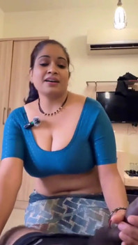 Bhabhi Ji vit dans un nouvel appartement a donné un cadeau à son voisin Devar Ji