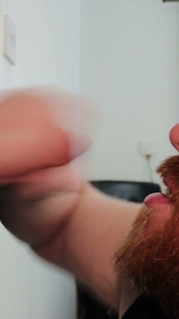 Polla gorda mamada en el gloryhole