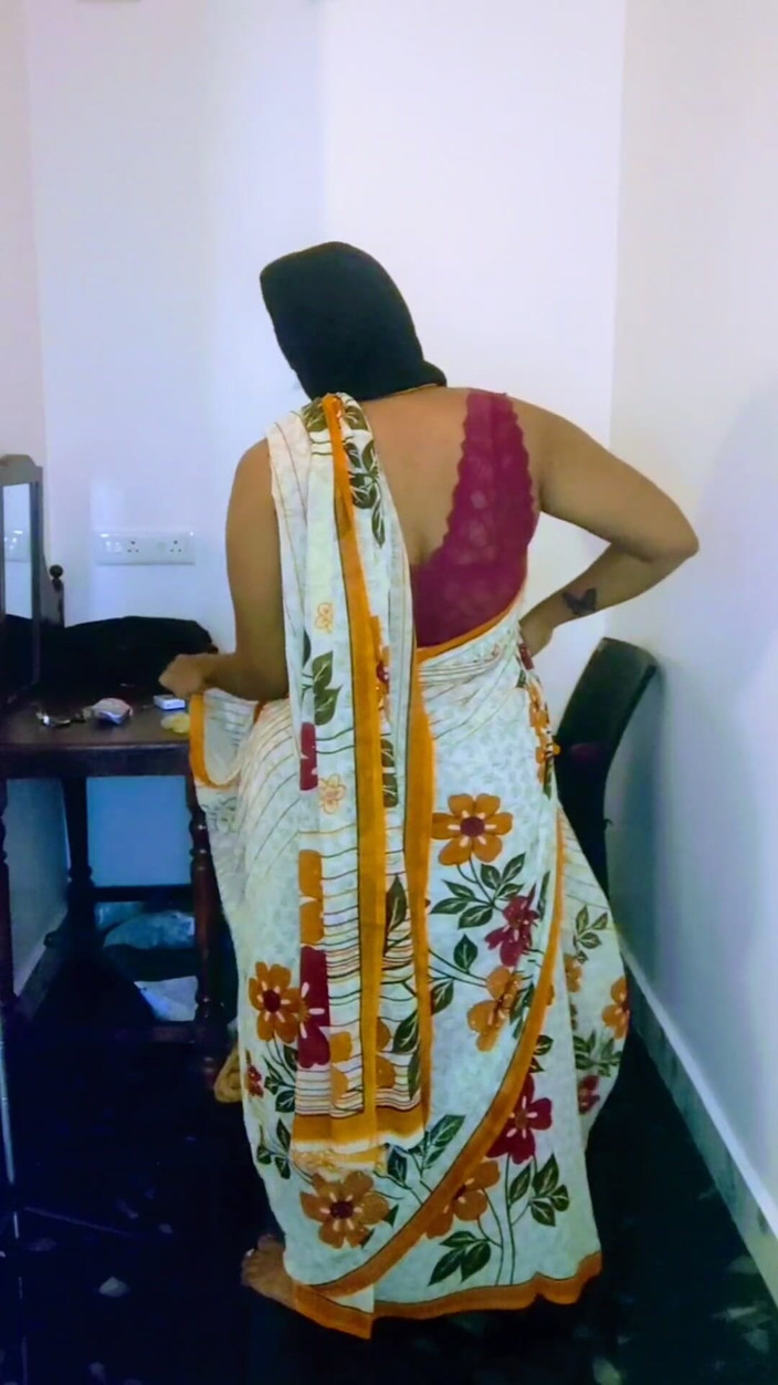 Tamilnaduu: Hot Indian Mallu Aunty Fucking Hot Saree