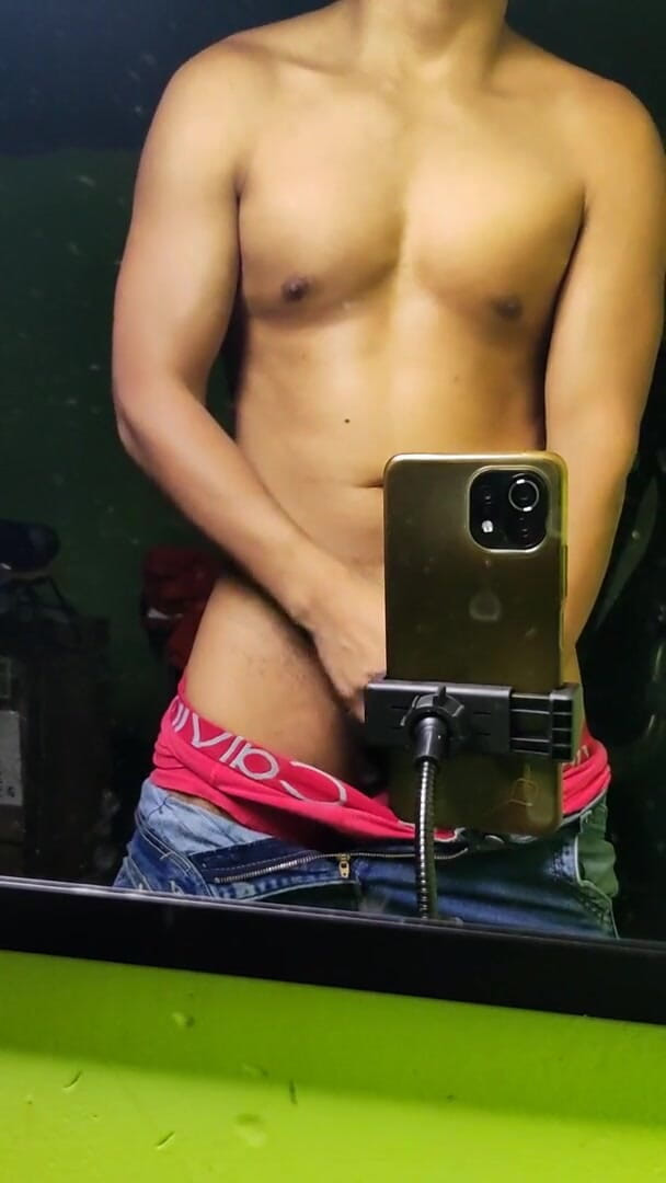 Hornyboy2058: Я посылаю ему фотографию вкусной задницы по сообщению, и он мастурбирует