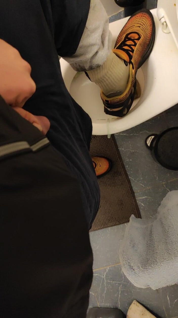 SmokedAlloy2: DirTyJunkBro in WC voller Pisse, stinkenden Socken und nasse sportschuhe