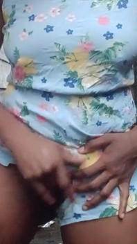 Móc cua âm hộ ướt át của ny ngoài trời rên rỉ rên rỉ mạnh bạo