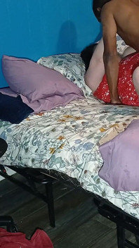 Ragazza bianca con culo perfetto si fa sfondare per bene la figa dal suo grosso cazzo e culo lo scopa bene
