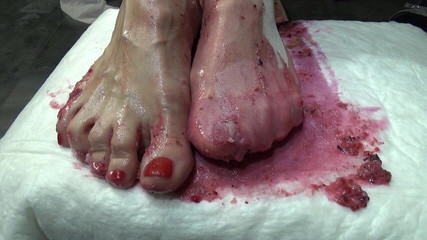 AnnaBUST: Aku kencing di kuemu dan nginjak dia dengan kakiku